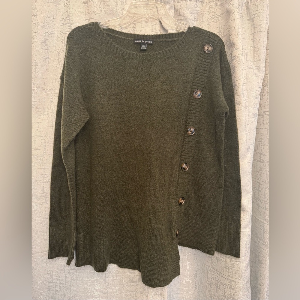 Cable & Gauge Green Crew Neck Sweater with Asymmetric Design